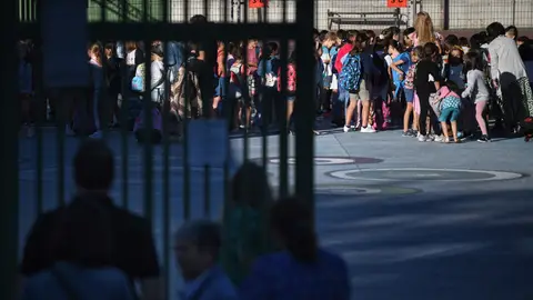 Niños en el patio el primer día de colegio, a 9 de septiembre de 2024, en Madrid (España). Niños en el patio el primer día de colegio, a 9 de septiembre de 2024, en Madrid (España).