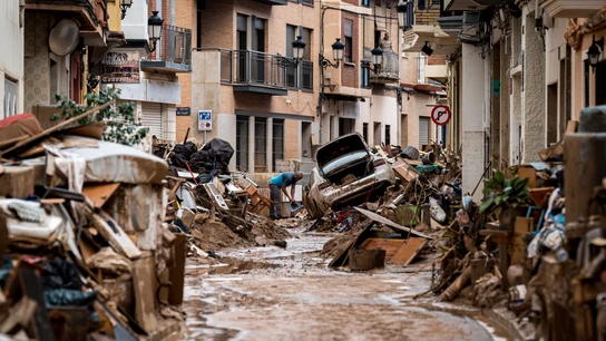 Voluntarios limpian los desperfectos ocasionados por la DANA, a 4 de noviembre de 2024, en Paiporta, Valencia, Comunidad Valenciana (España). Voluntarios limpian los desperfectos ocasionados por la DANA, a 4 de noviembre de 2024, en Paiporta, Valencia, Comunidad Valenciana (España).
