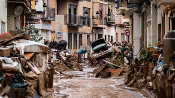 Voluntarios limpian los desperfectos ocasionados por la DANA, a 4 de noviembre de 2024, en Paiporta, Valencia, Comunidad Valenciana (España).