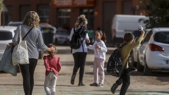 Varios niños salen del colegio CEIP Castellar Oliveral tras la reanudación de las clases, a 5 de noviembre de 2024, en Valencia, Comunidad Valenciana (España) Varios niños salen del colegio CEIP Castellar Oliveral tras la reanudación de las clases, a 5 de noviembre de 2024, en Valencia, Comunidad Valenciana (España)