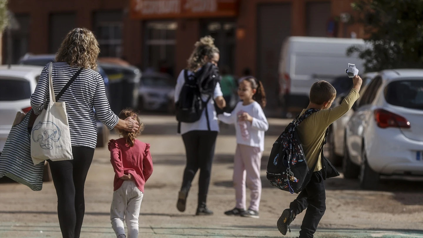 Varios niños salen del colegio CEIP Castellar Oliveral tras la reanudación de las clases, a 5 de noviembre de 2024, en Valencia, Comunidad Valenciana (España) Varios niños salen del colegio CEIP Castellar Oliveral tras la reanudación de las clases, a 5 de noviembre de 2024, en Valencia, Comunidad Valenciana (España)