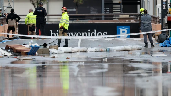 Bomberos y policía Nacional continúan en los trabajos de achique y búsqueda en el parking de Bonaire en Aldaia, Valencia, este lunes Bomberos y policía Nacional continúan en los trabajos de achique y búsqueda en el parking de Bonaire en Aldaia, Valencia, este lunes