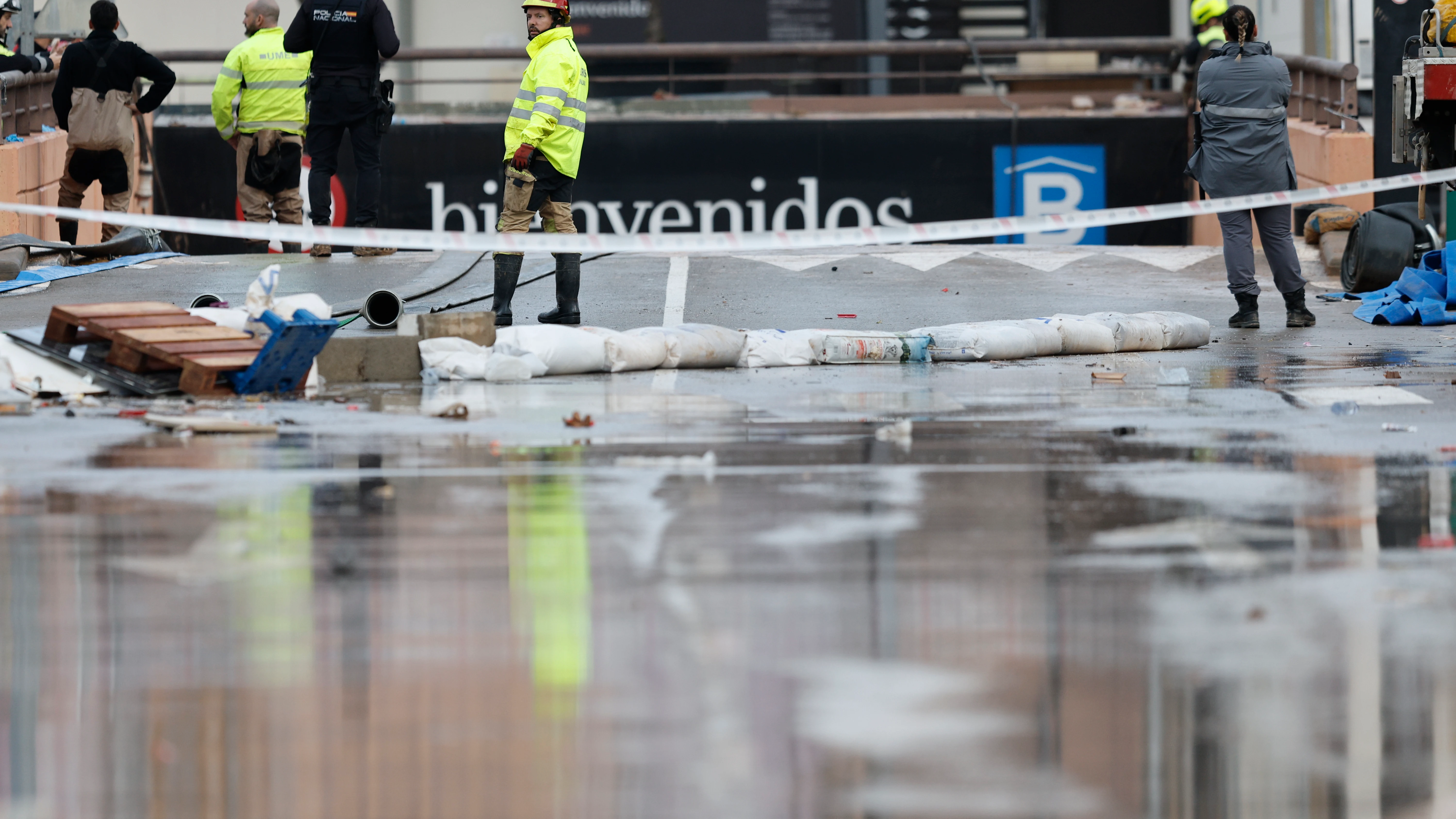 Bomberos y policía Nacional continúan en los trabajos de achique y búsqueda en el parking de Bonaire en Aldaia, Valencia, este lunes