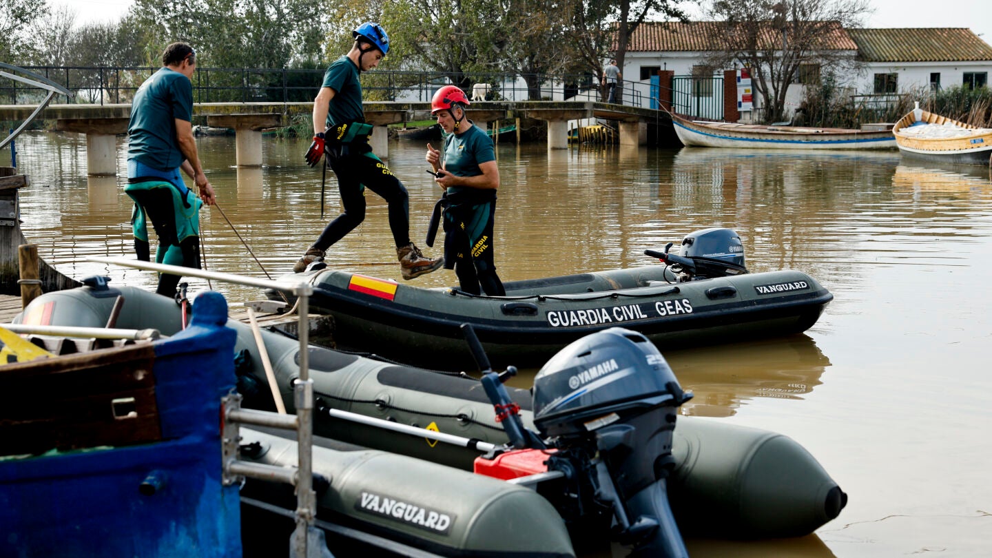 GEAS salen del embarcadero de El Palmar, en valencia, en busca de desaparecidos en la Albufera, este martes. 