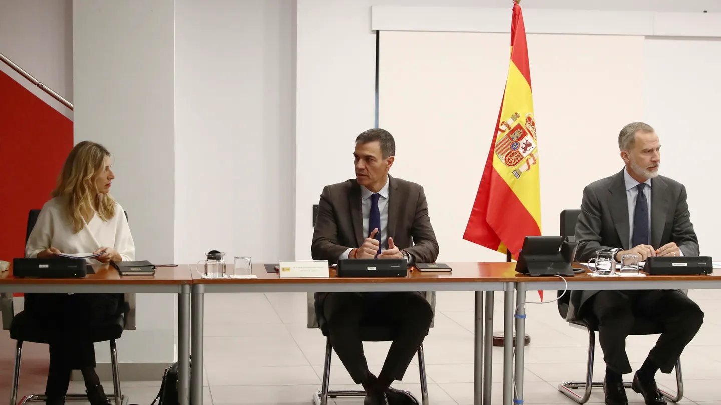 El rey Felipe VI, el presidente del Gobierno, Pedro Sánchez y la vicepresidenta segunda del Gobierno y ministra de Trabajo, Yolanda Díaz durante la reunión del Comité de crisis. El rey Felipe VI, el presidente del Gobierno, Pedro Sánchez y la vicepresidenta segunda del Gobierno y ministra de Trabajo, Yolanda Díaz durante la reunión del Comité de crisis.