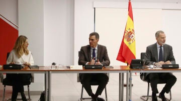 El rey Felipe VI, el presidente del Gobierno, Pedro Sánchez y la vicepresidenta segunda del Gobierno y ministra de Trabajo, Yolanda Díaz durante la reunión del Comité de crisis. 