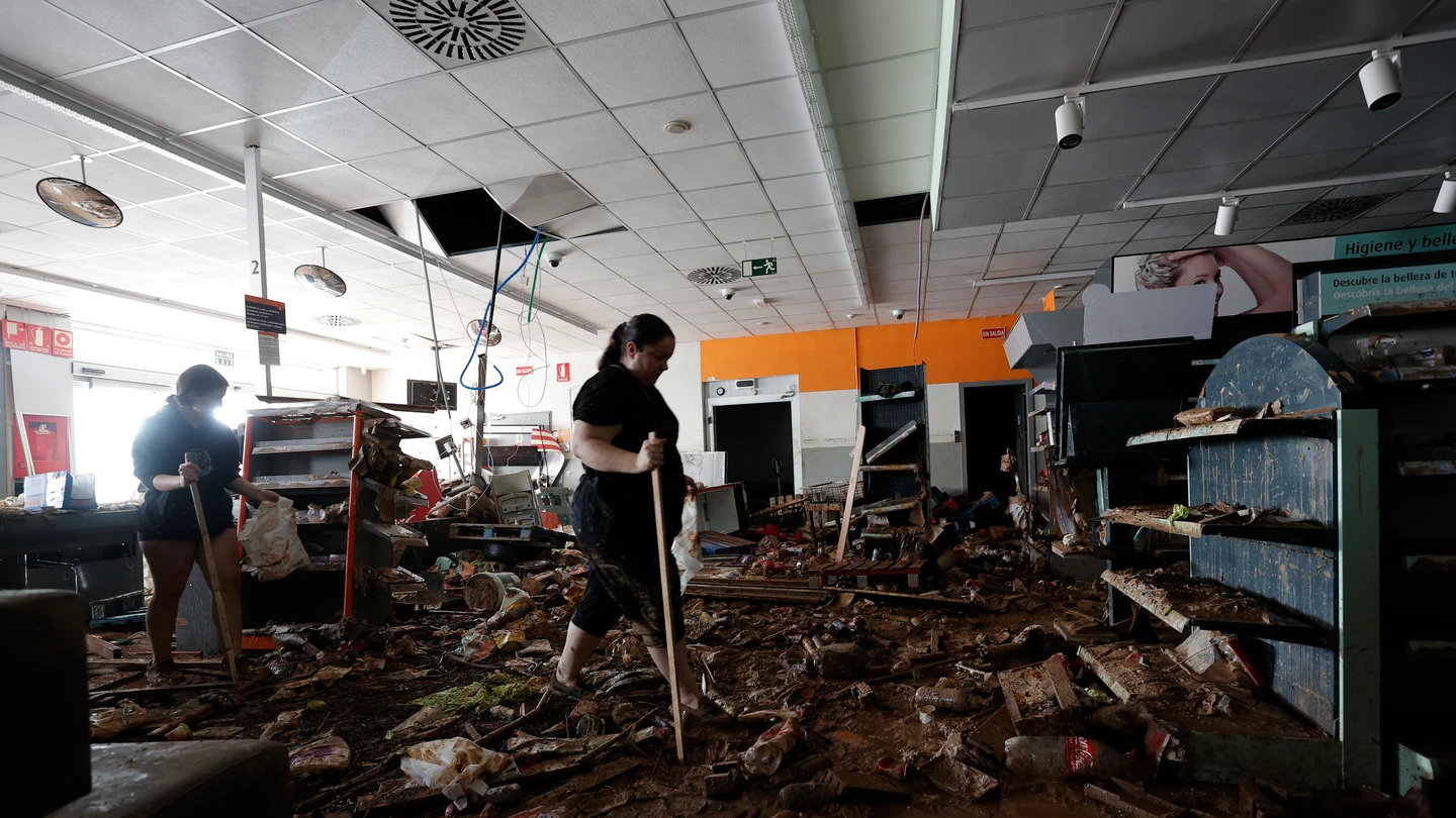 Interior de un supermercado en la localidad valenciana de Paiporta, este jueves. Interior de un supermercado en la localidad valenciana de Paiporta, este jueves.