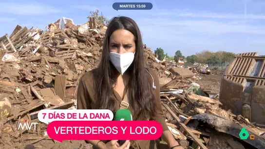 Vertederos improvisados en Aldaia: "Estamos hablando de toneladas de desechos que triplican el peso por el fango acumulado" La reportera Marina Valdés se ha desplazado hasta esta población de Valencia en la que se han creado zonas en la que se están depositando todos los enseres que se están retirando durante la limpieza de las calles de la localidad.