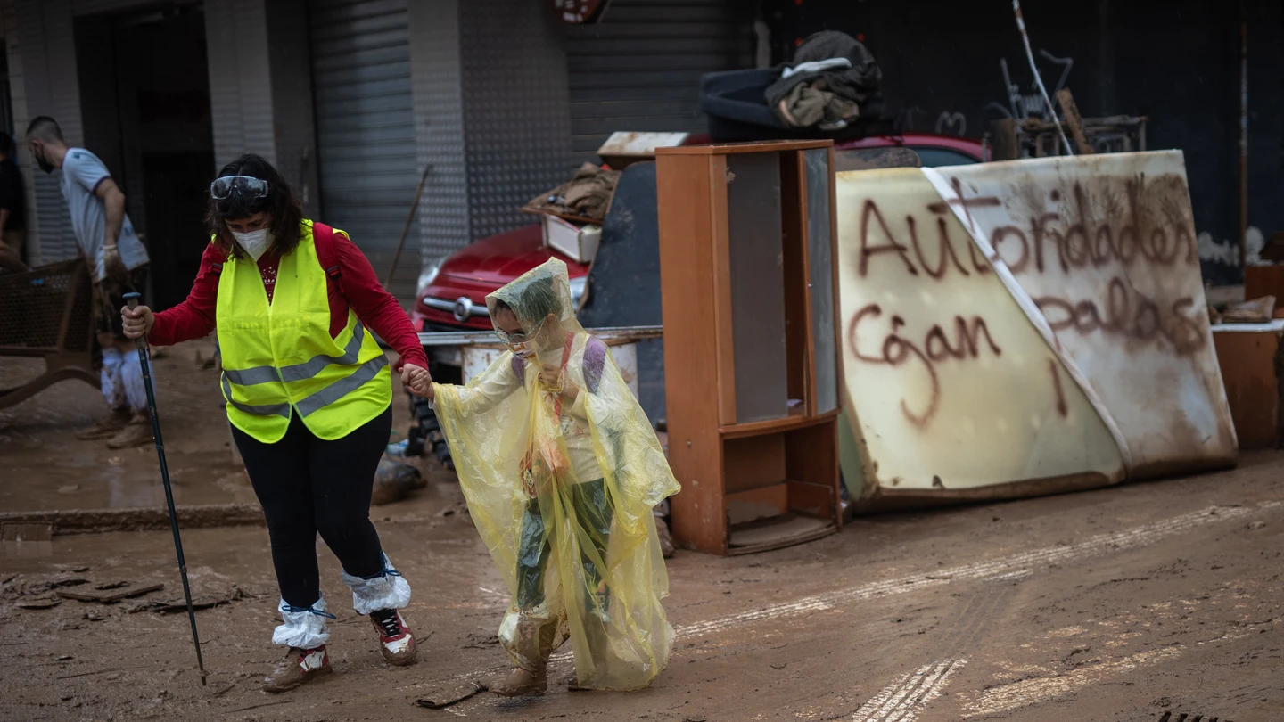 Varias personas se marchan de Alfafar, a 3 de noviembre de 2024, en Alfafar, Valencia, Comunidad Valenciana (España). Varias personas se marchan de Alfafar, a 3 de noviembre de 2024, en Alfafar, Valencia, Comunidad Valenciana (España).