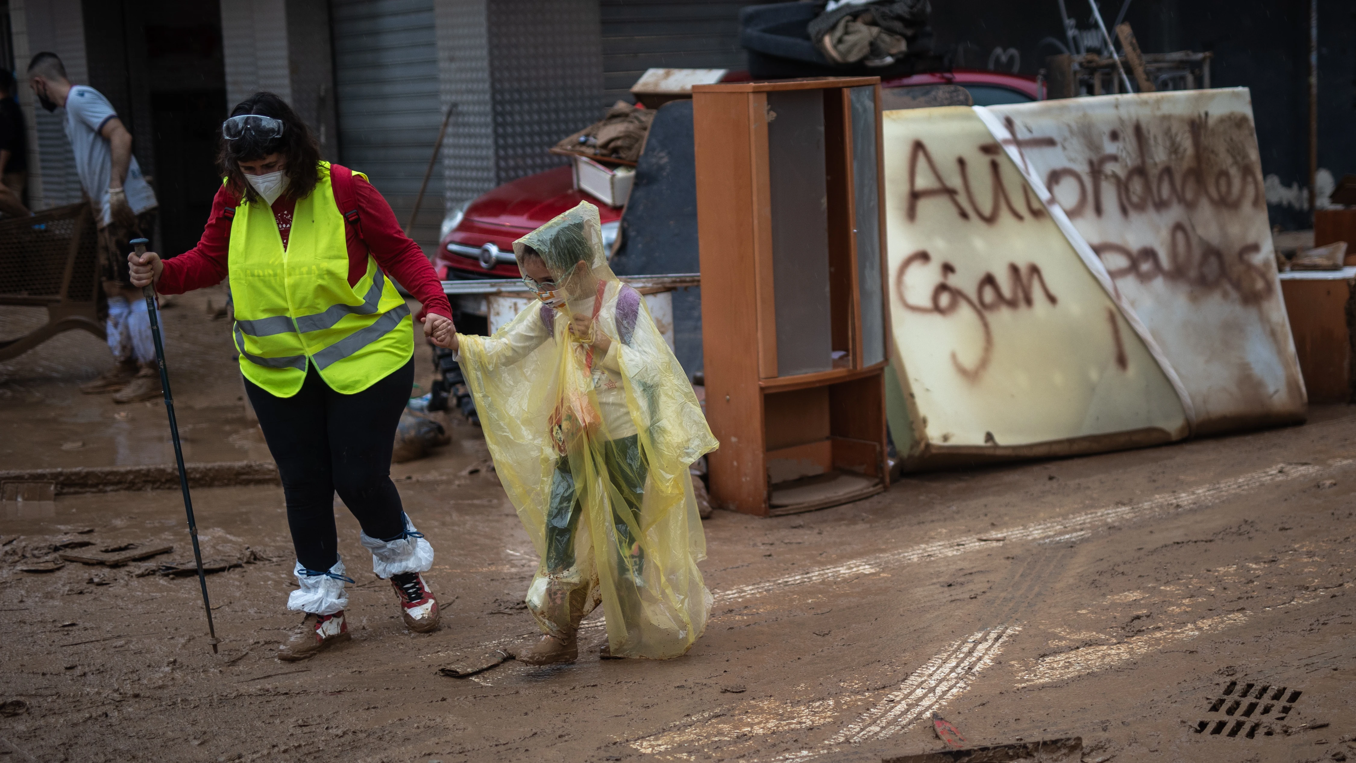 Varias personas se marchan de Alfafar, a 3 de noviembre de 2024, en Alfafar, Valencia, Comunidad Valenciana (España). 