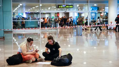 Pasajeros en el aeropuerto de Barcelona Pasajeros en el aeropuerto de Barcelona