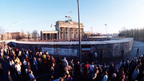 Berlines cruzan el Muro en 1989 junto a la Puerta de Brandeburgo
