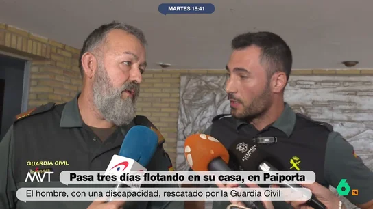 El relato de dos guardias civiles que perdieron en la DANA a dos compañeros: "Salvamos a una madre y a su bebé" Los agentes del cuartel de Paiporta explican que consiguieron salvar a un gran número de personas mientras eran arrastrados por el agua. "La estábamos arrastrando flotando, literalmente, hasta que abríamos puertas de fincas y las introducíamos dentro", han contado.
