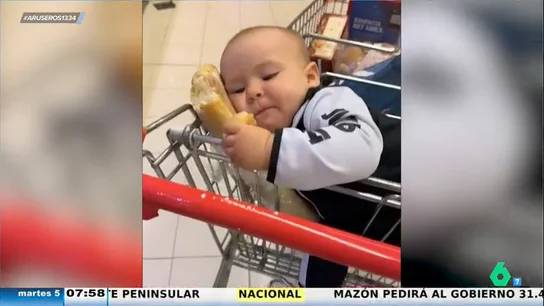 El divertido viral del bebé que se come el cuscurro de pan mientras sus padres hacen la compra El divertido viral del bebé que se come el cuscurro de pan mientras sus padres hacen la compra