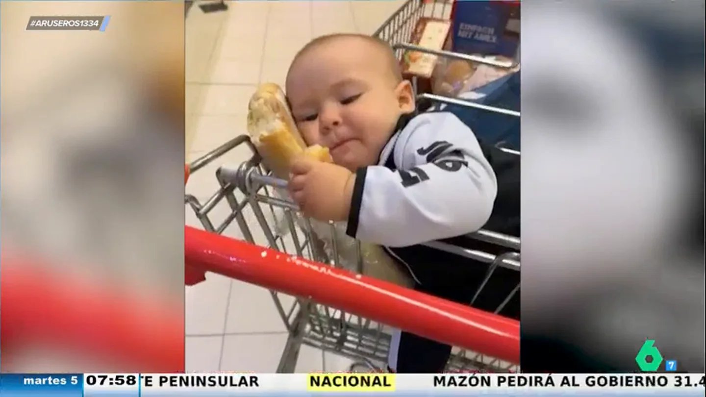 El divertido viral del bebé que se come el cuscurro de pan mientras sus padres hacen la compra El divertido viral del bebé que se come el cuscurro de pan mientras sus padres hacen la compra