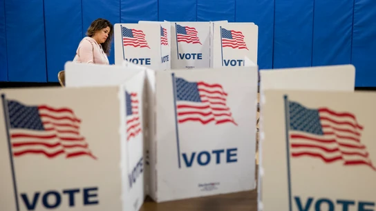 Una mujer marca su voto en una papeleta en unas elecciones de Estados Unidos. Una mujer marca su voto en una papeleta en unas elecciones de Estados Unidos.