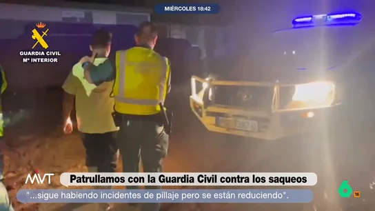 Más Vale Tarde acompaña a la Guardia Civil en sus patrullas para evitar los saqueos en localidades afectadas por la DANA Más Vale Tarde acompaña a la Guardia Civil en su patrulla por varias localidades afectadas por la DANA para evitar los robos y saqueos. En este vídeo, muestra las diversas detenciones a personas que intentaban aprovecharse de la tragedia.