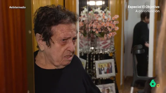 Nati, de Paiporta, se emociona al hablar del esfuerzo de sus hijas limpiando en la DANA: "Están de barro hasta las orejas" Nati, de Paiporta, se emociona al hablar del esfuerzo de sus hijas limpiando en la DANA: "Están de barro hasta las orejas"