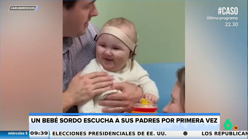 Un bebé sordo escucha a sus padres por primera vez