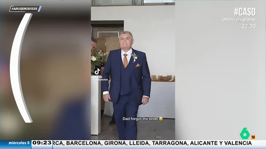 El desternillante momento en el que un padre se olvida de la novia mientras camina hacia el altar El desternillante momento en el que un padre se olvida de la novia mientras camina hacia el altar