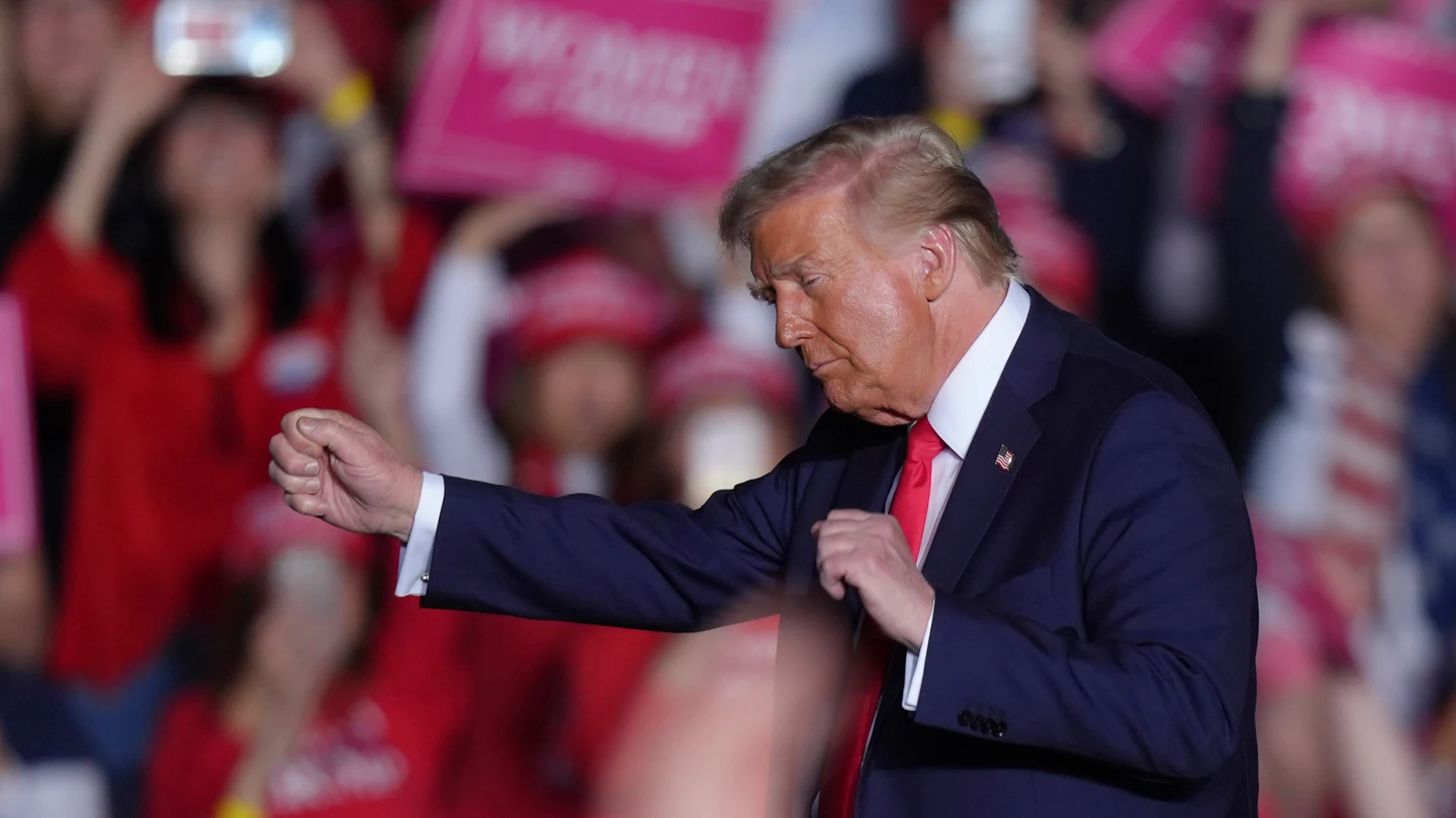 Donald Trump baila durante un acto de campaña Donald Trump baila durante un acto de campaña