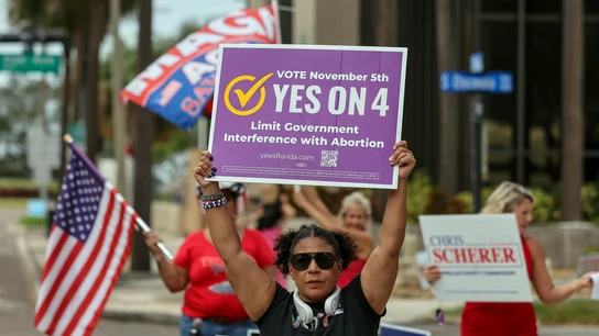 Una activista se manifiesta a favor de la enmienda para garantizar el derecho al aborto en Florida ante un centro de votación. Una activista se manifiesta a favor de la enmienda para garantizar el derecho al aborto en Florida ante un centro de votación.