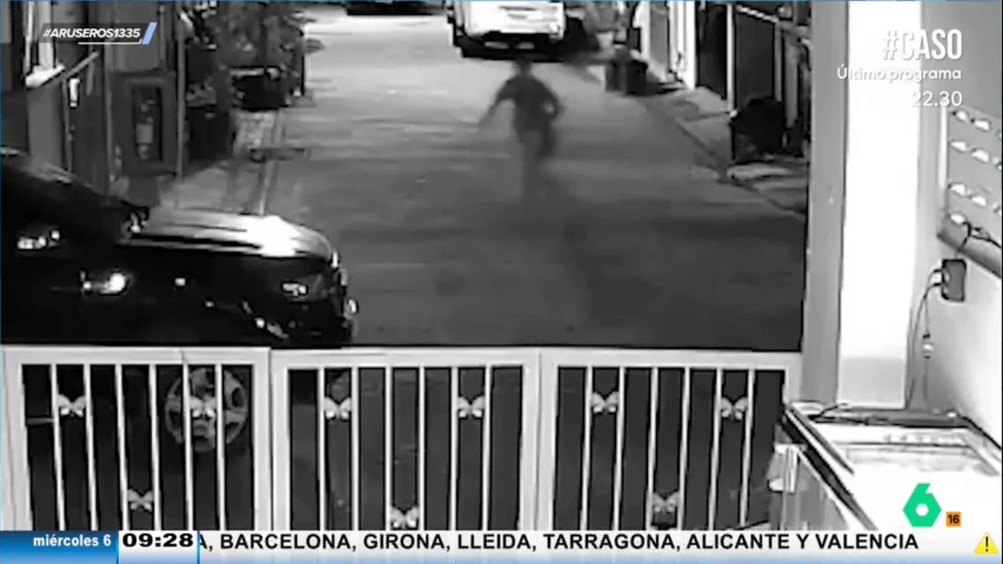 Así se cuela un ladrón en una comunidad de vecinos para robar únicamente ropa interior negra y rosa Así se cuela un ladrón en una comunidad de vecinos para robar únicamente ropa interior negra y rosa