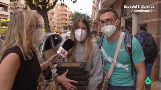 Noelia y Jordi, vecinos de Paiporta, a Andrea Ropero: "Son muchos días, por favor que no nos olvide nadie" Noelia y Jordi, vecinos de Paiporta, a Andrea Ropero: "Son muchos días, por favor que no nos olvide nadie"