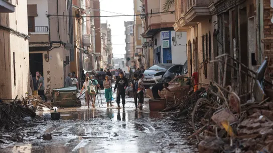 Varias personas caminan entre el lodo acumulado en las calles de Catarroja a causa de las intensas lluvias caídas por la DANA. Varias personas caminan entre el lodo acumulado en las calles de Catarroja a causa de las intensas lluvias caídas por la DANA.