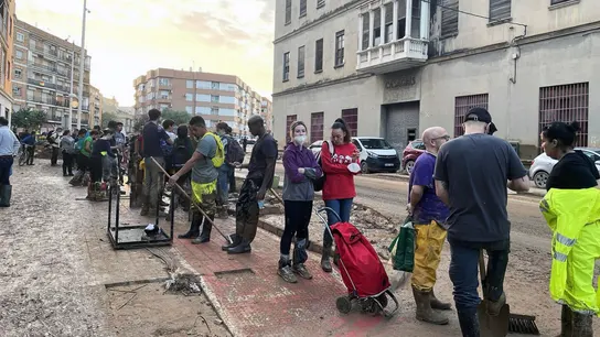 Varias personas hacen cola para coger el bus gratuito de Paiporta a Valencia. Varias personas hacen cola para coger el bus gratuito de Paiporta a Valencia.