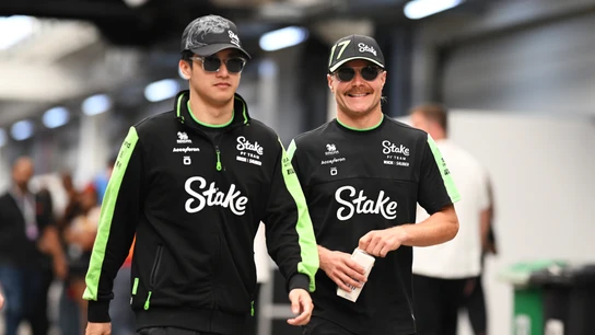 Valtteri Bottas y Guanyu Zhou Valtteri Bottas y Guanyu Zhou