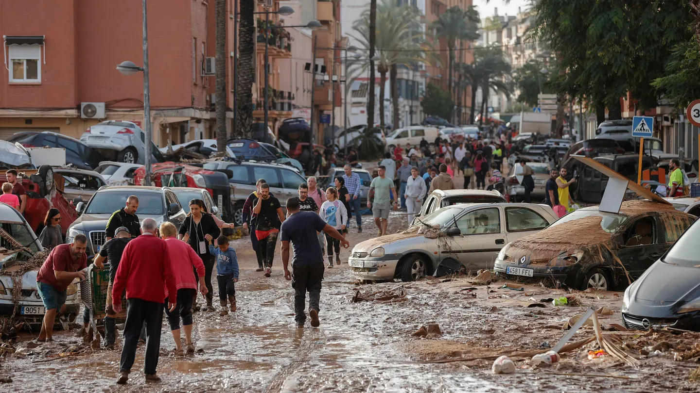 Varias personas caminan por una de las calles afectadas en Paiporta Varias personas caminan por una de las calles afectadas en Paiporta