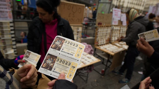 Billetes de lotería de Navidad están a la venta en la plaza de la Puerta del Sol. Billetes de lotería de Navidad están a la venta en la plaza de la Puerta del Sol.
