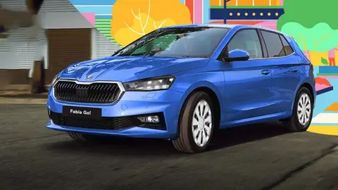 El compacto de look deportivo con 4 años de garantía que desafía a los SUV y que puedes comprar ahora por menos de 15.000 euros Skoda Fabia Go Azul