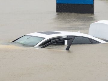 Coche en inundacion