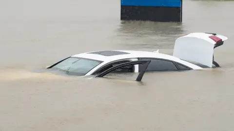 Coche en inundacion Coche en inundacion