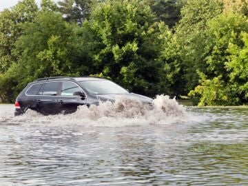 Cómo salir del coche por la ventanilla en caso de emergencia (como en una riada)