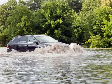 Cómo salir del coche por la ventanilla en caso de emergencia (como en una riada) Cómo salir del coche por la ventanilla en caso de emergencia (como en una riada)