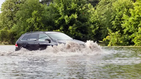 Cómo salir del coche por la ventanilla en caso de emergencia (como en una riada) Coche en inundacion