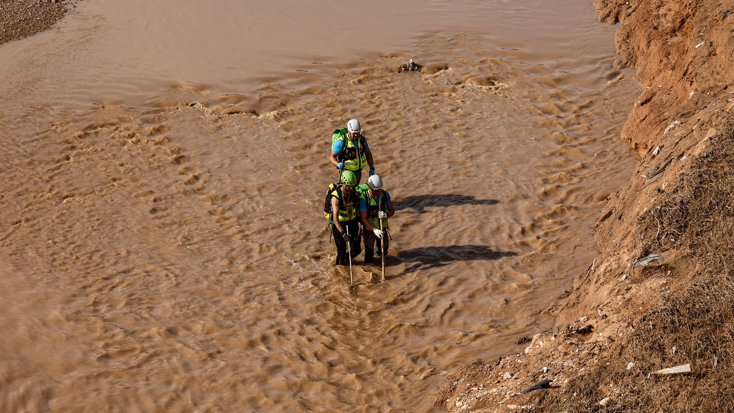 Labores de búsqueda de posibles víctimas tras la DANA, este jueves. Labores de búsqueda de posibles víctimas tras la DANA, este jueves.
