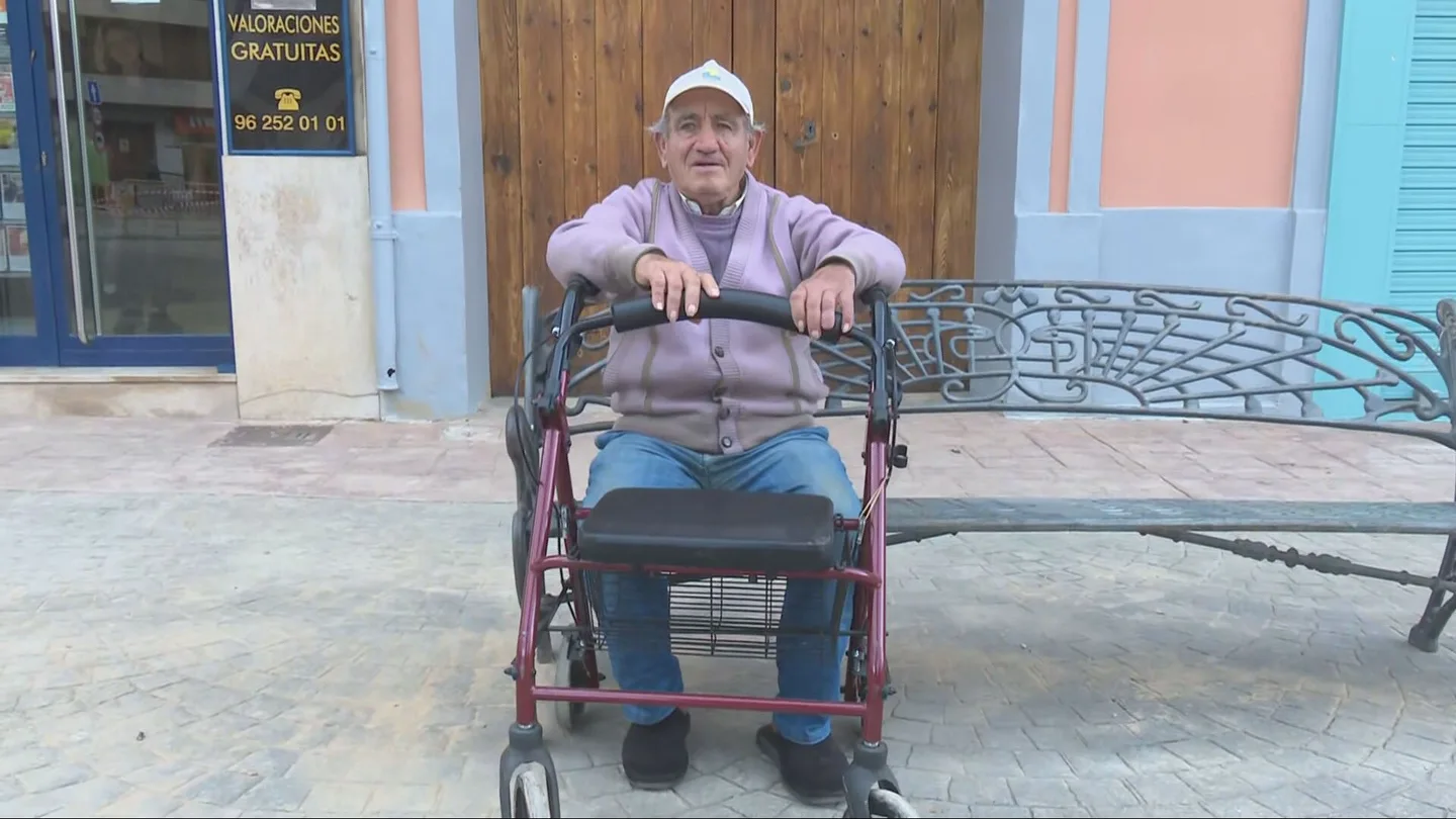 Una persona de movilidad reducida en una localidad de Valencia Una persona de movilidad reducida en una localidad de Valencia