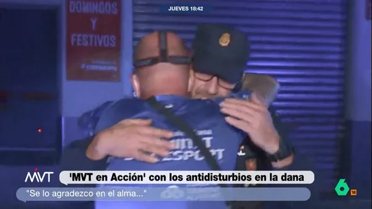 La emoción de un afectado por la DANA: de confundirle la Policía con un saqueador a las lágrimas y el abrazo con el agente Las cámaras de Más Vale Tarde acompañan a la UIP de Oviedo en su patrulla contra los saqueos y son testigos del emotivo momento en el que un vecino rescata su moto y, tras demostrar que es suya, agradece el trabajo de los agentes.