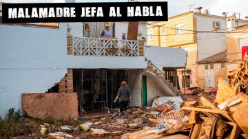 Labores de limpieza en una casa destrozada por la DANA en Utiel, Valencia. 