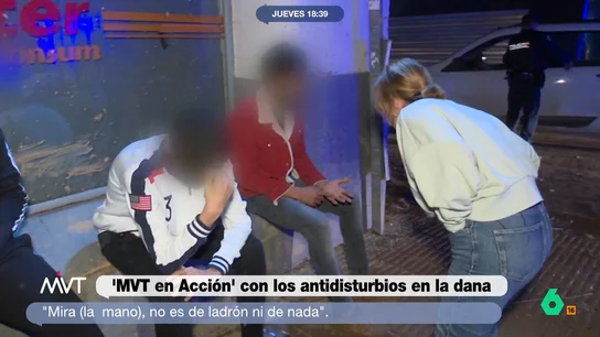 La Policía detiene a cuatro sospechosos de saqueo: "Dicen que dan un paseo, pero llevan ropa limpia y tienen antecedentes" 'MVT en Acción' acompaña a la UIP en su patrulla por las calles de las localidades afectadas por la DANA para evitar los saqueos. En este vídeo, localizan a cuatro jóvenes con antecedentes que, explica un agente, "vienen a ver qué pillan".