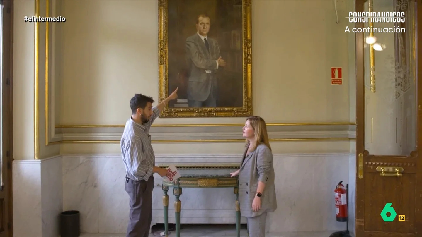 Isma Juárez, tras 'descubrir' a Juan Carlos I en la Bolsa de Madrid: "Está en su prime... acababa de hablar con Bárbara Rey" El reportero visita la sede de la Bolsa de Madrid. Juárez descubre en el 'Salón de fumadores' un cuadro muy especial que capta su atención: el del rey emérito.