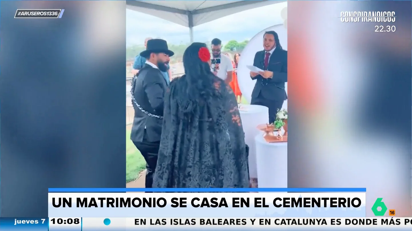 Una pareja se da el 'sí, quiero' en un cementerio con música en directo y entre amigos Una pareja se da el 'sí, quiero' en un cementerio con música en directo y entre amigos
