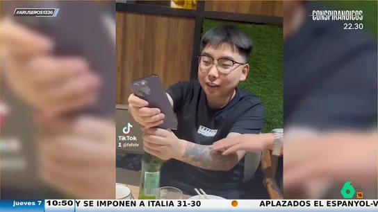 Así destroza un joven su móvil al intentar abrir una botella Así destroza un joven su móvil al intentar abrir una botella