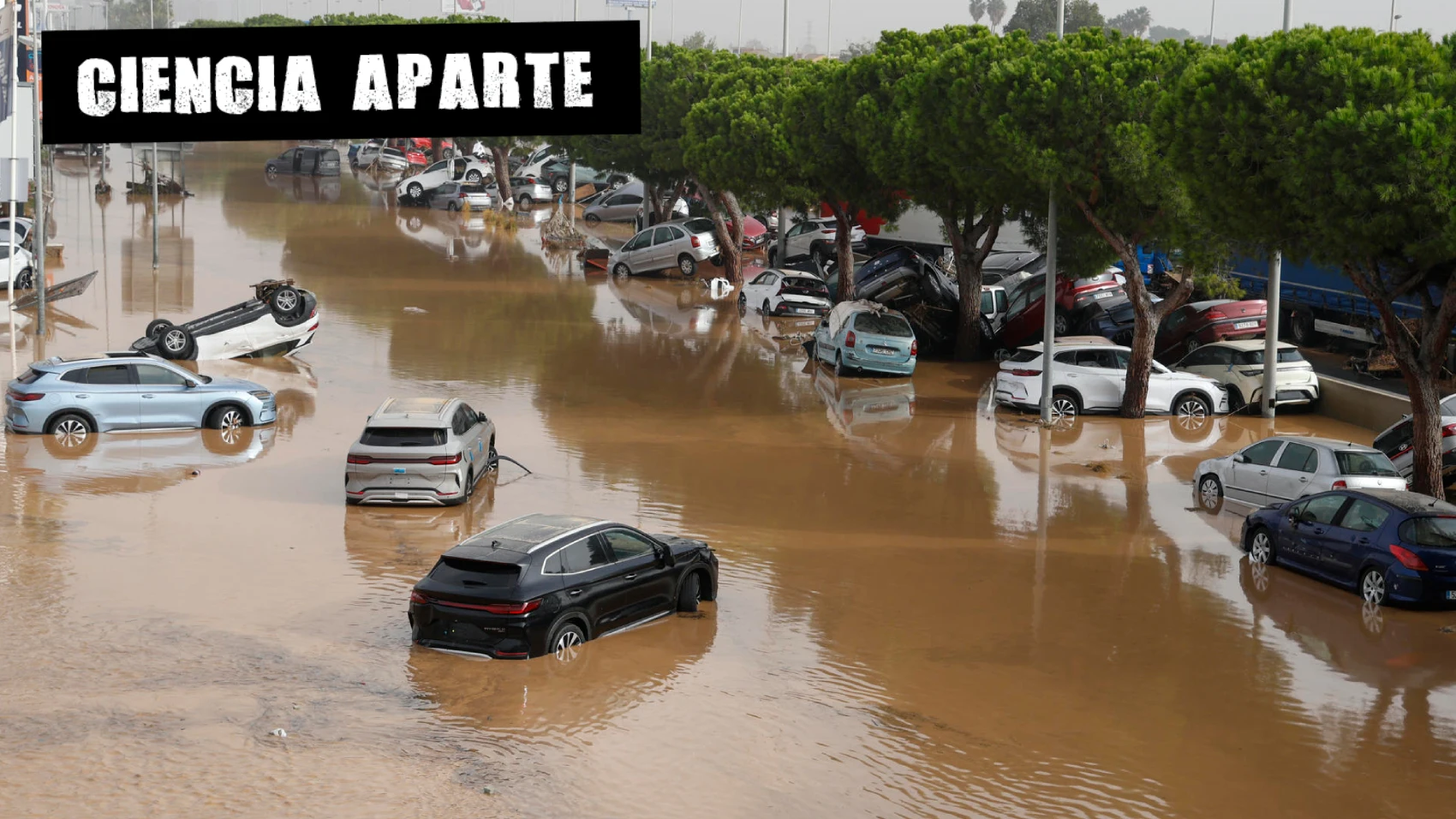 Vista general del polígono industrial de Sedaví anegado a causa de las lluvias torrenciales provocadas por la DANA. 