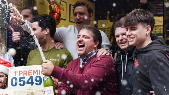 Empleados de la administración situada en la calle Arenal celebran que han vendido parte del número 5490 correspondiente al 'Gordo' del Sorteo Extraordinario de la Lotería de Navidad. Empleados de la administración situada en la calle Arenal celebran que han vendido parte del número 5490 correspondiente al 'Gordo' del Sorteo Extraordinario de la Lotería de Navidad.