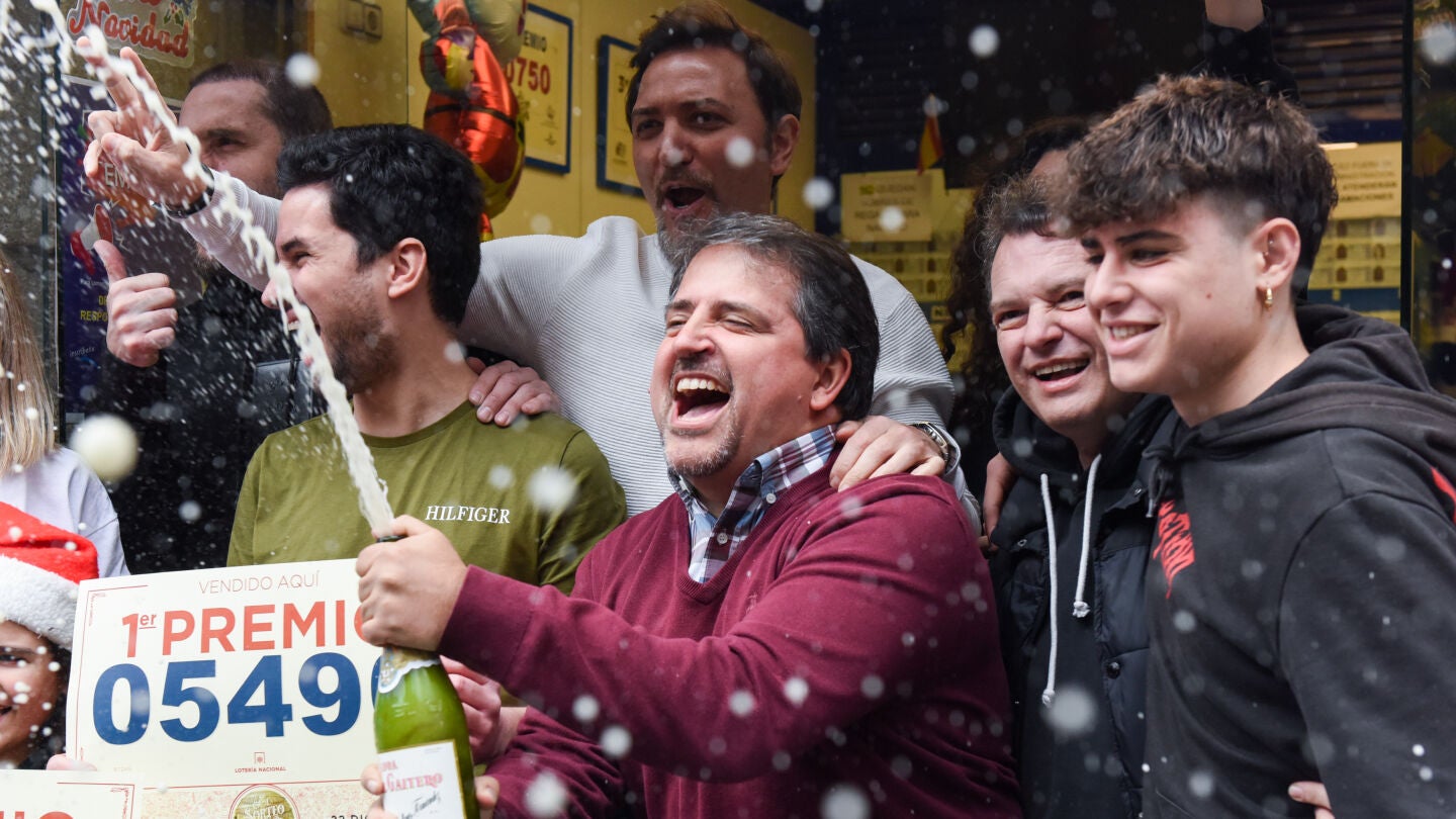 Empleados de la administraci&oacute;n situada en la calle Arenal celebran que han vendido parte del n&uacute;mero 5490 correspondiente al 'Gordo' del Sorteo Extraordinario de la Loter&iacute;a de Navidad.